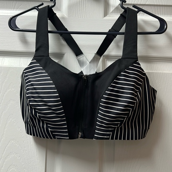 Sports bra, high impact. Gently used - Picture 1 of 3